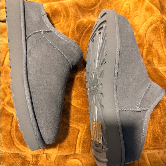 UGG Classic Women’s Slipper (Grey) - Picture 4 of 5